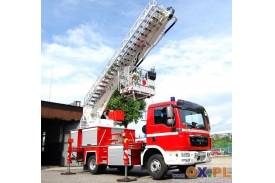 Nowy wóz bojowy z drabiną cieszyńskich strażaków