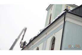Akcja usuwania śniegu z dachu kościoła w Skoczowie