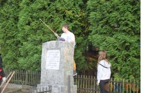 Kończyce: Wyczyścili pomnik ofiar zbrodni hiltlerowskich