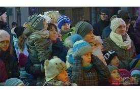 Spotkanie Mikołaja z dziećmi na skoczowskim rynku. 