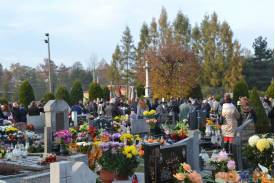 1 listopada na cmentarzach w Chybiu