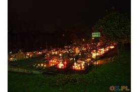 Nowy cmentarz w Skoczowie nocą we Wszystkich Świętych