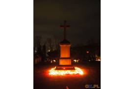 Nowy cmentarz w Skoczowie nocą we Wszystkich Świętych