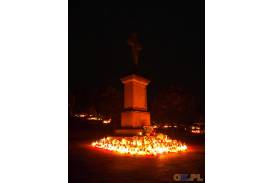Nowy cmentarz w Skoczowie nocą we Wszystkich Świętych