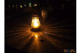 Nowy cmentarz w Skoczowie nocą we Wszystkich Świętych