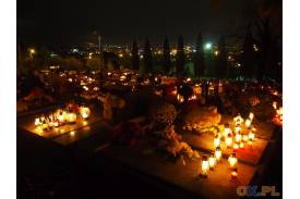 Nowy cmentarz w Skoczowie nocą we Wszystkich Świętych