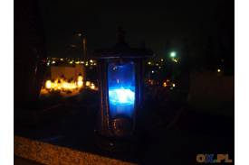 Nowy cmentarz w Skoczowie nocą we Wszystkich Świętych