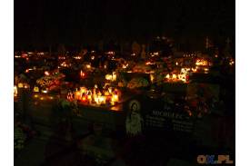 Nowy cmentarz w Skoczowie nocą we Wszystkich Świętych