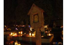 Nowy cmentarz w Skoczowie nocą we Wszystkich Świętych