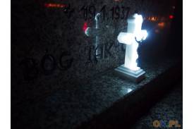 Nowy cmentarz w Skoczowie nocą we Wszystkich Świętych