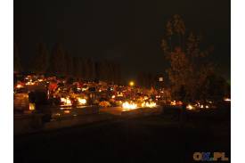 Nowy cmentarz w Skoczowie nocą we Wszystkich Świętych
