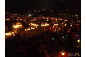 Nowy cmentarz w Skoczowie nocą we Wszystkich Świętych