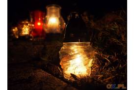 Nowy cmentarz w Skoczowie nocą we Wszystkich Świętych
