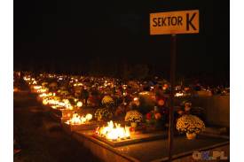 Nowy cmentarz w Skoczowie nocą we Wszystkich Świętych