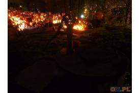 Nowy cmentarz w Skoczowie nocą we Wszystkich Świętych