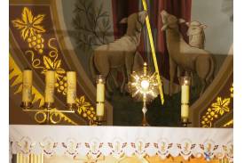 Modlitwa w kaplicy z ornamentami 