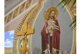 Modlitwa w kaplicy z ornamentami 