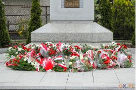 Złożenie kwiatów pod pomnikiem \''Naszym Bohaterom\''