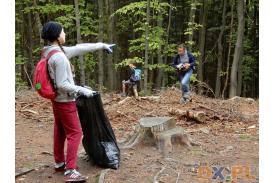 Edukacja ekologiczna z workiem na śmieci w ręku