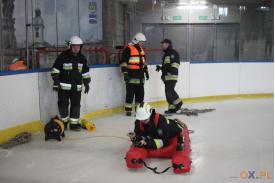 Strażacy na lodzie