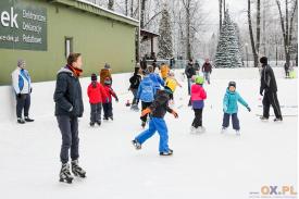 Zabawy i zawody łyżwiarskie z Ustroniaczkiem