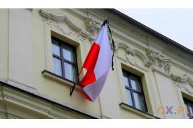 Cieszyn: Flagi spowite kirem na budynkach 