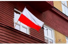 Cieszyn: Flagi spowite kirem na budynkach 