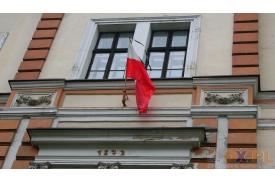 Skoczów: Flagi spowite kirem na budynkach