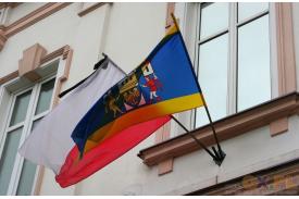Skoczów: Flagi spowite kirem na budynkach