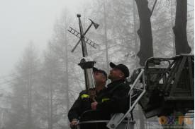OSP Pastwiska - montaż kuli z emblematem strażackim 