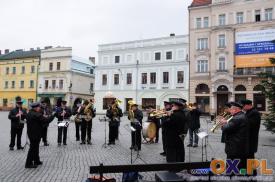 Koncert kolęd na rynku w  wykonaniu orkiestry dętej