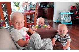 Nataniel (pierwszy z lewej) walczy z rakiem. Pomóżmy mu w tej walce.