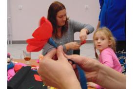 Warsztaty z bibułkarstwa dla dzieci wraz z opiekunami w OCKiR