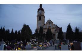Katolicki cmentarz w Goleszowie w dniu Wszystkich Świętych
