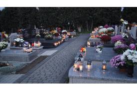 Katolicki cmentarz w Goleszowie w dniu Wszystkich Świętych