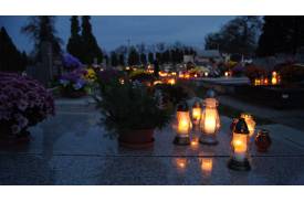 Ewangelicki cmentarz w Goleszowie w dniu Wszystkich Świętych