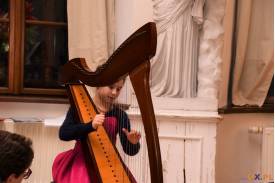 Z harfą w Nowy Rok