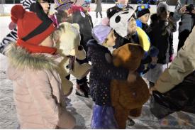 Karnawałowy bal przebierańców na lodzie