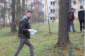Młodzież sprzątała tereny zielone w Cieszynie (foto)