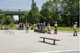 Zawody rolkowe na skate parku