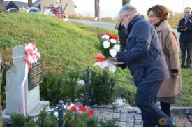 Złożenie kwiatów pod pomnikiem w Pogórzu 11.11.2019