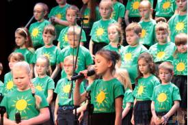 Dzieci śpiewają kolędy