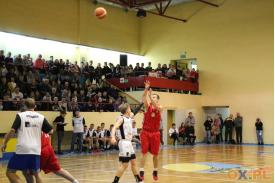 Charytatywny mecz koszykówki dla 13-letniej Kingi ze Strumienia 