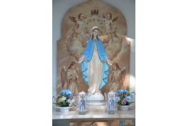 Plenerowe nabożeństwo przy kapliczce Matki Bożej Wniebowziętej w Pogórzu
