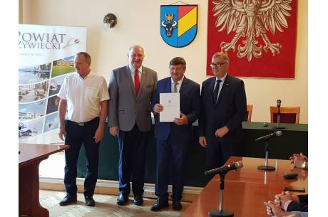 Wójt Brennej odebrał kolejną promesę na remonty dróg. fot. arc ox.pl