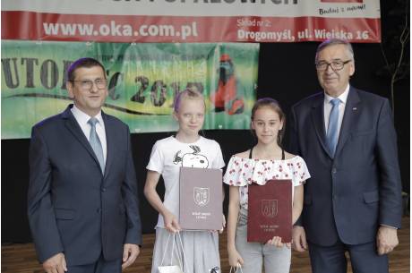 Martynka Sajdok i Zuzia Żydek zdobyły stypendium wójta. fot UG Chybie