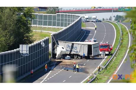 Zdarzenie z udziałem samochodu ciężarowego na s52 / fot. MSZ