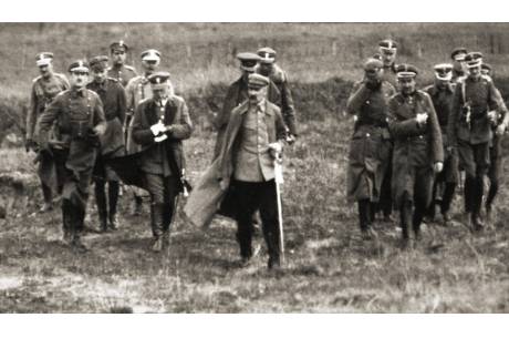 Piłsudski ze sztabem, wiosna 1920 - źródło:  Centralne Archiwum Wojskowe / Wikipedia