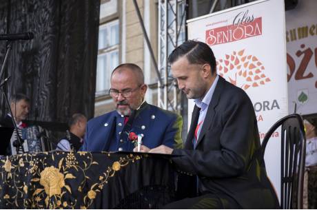 Burmistrz Skoczowa Mirosław Sitko podpisuje wraz z Prezesem Stowarzyszenia „Manko” Łukaszem Salwarowskim porozumienie dot. Karty Seniora Fot: mat.pras.