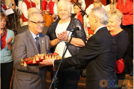W ubiegłym roku klucz do miasta symbolicznie przekazał seniorom burmistrz miasta. Fot:  arc.ox.pl